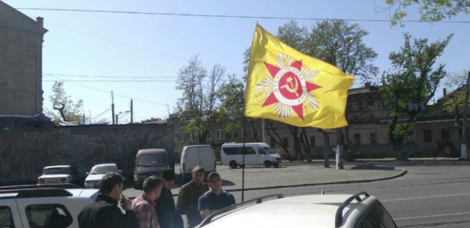 В Одессе задержали мужчину за коммунистический флаг на машине - Фото