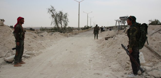 Повстанцы в Сирии освободили от исламистов город Табка и дамбу - Фото