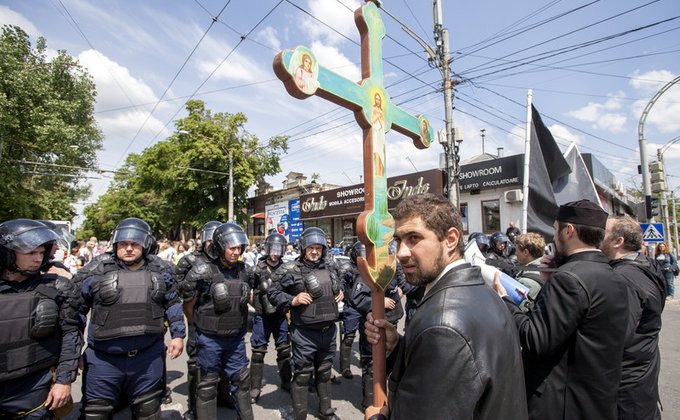 В Кишиневе священники и верующие напали на ЛГБТ-активистов: фото