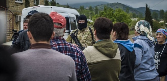 Оккупанты обыскали дом крымского татарина на востоке Крыма: видео - Фото