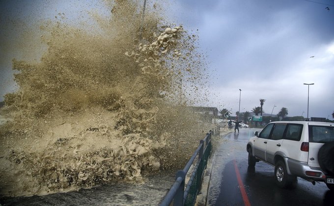 Самый сильный за последние 30 лет шторм в Кейптауне: фото