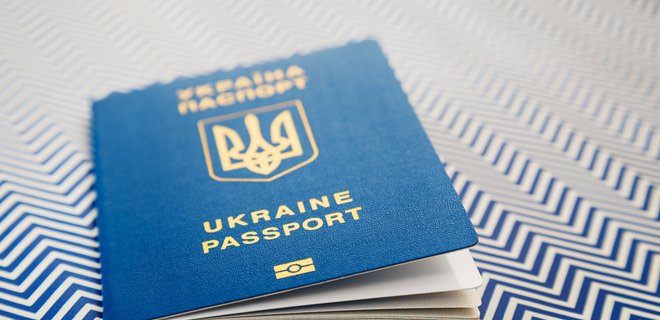 В Киеве брали взятки за экспресс-выдачу биометрических паспортов - Фото