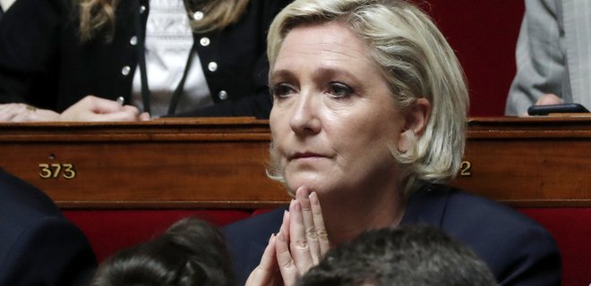 Во Франции против Ле Пен начато официальное расследование - Фото
