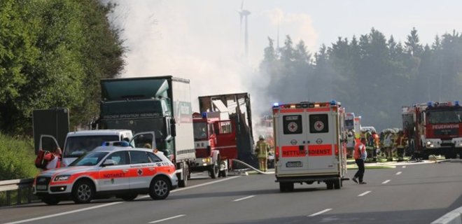 В Баварии автобус попал в ДТП и загорелся: 17 человек пропали - Фото