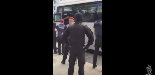 У посольства ФРГ в Киеве полиция задерживает провокаторов: видео - Фото