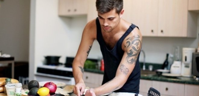 СМИ: Все больше американцев считают, что место мужчины - на кухне - Фото