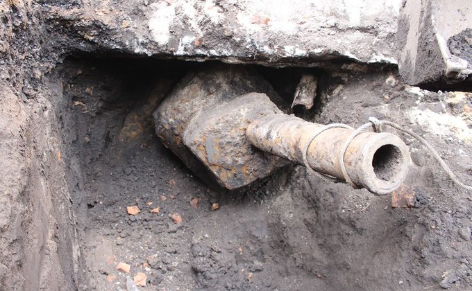 В Хмельницком строители раскопали пушку танка Второй мировой