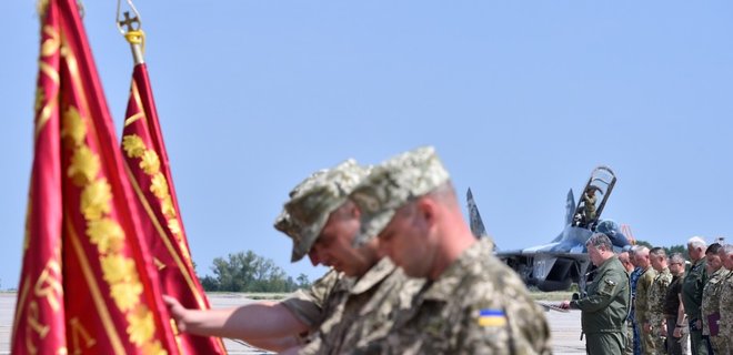 Порошенко утвердил новый образец боевого флага военных частей ВСУ - Фото
