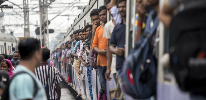 В Индии поезд сошел с рельс: 23 человека погибли - Фото