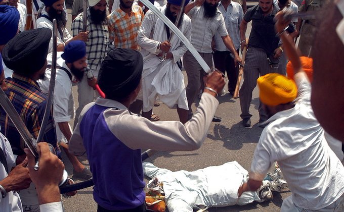 30 погибли и 200 ранены в массовых столкновениях в Индии