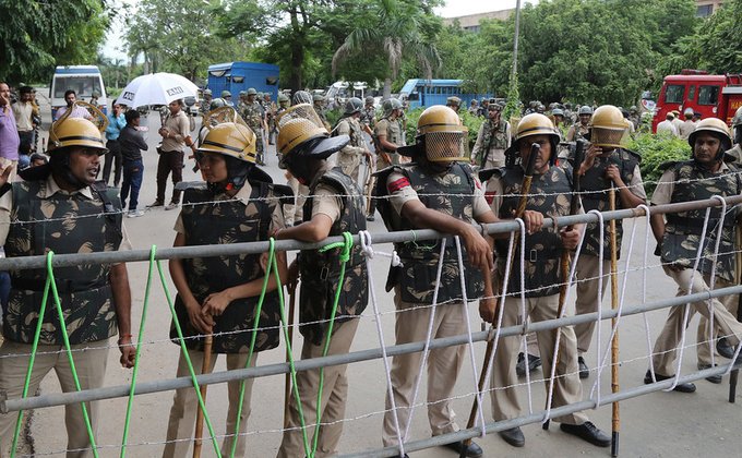 30 погибли и 200 ранены в массовых столкновениях в Индии