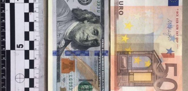 В Киеве злоумышленники обменяли в банкомате фальшивые $12 тыс - Фото