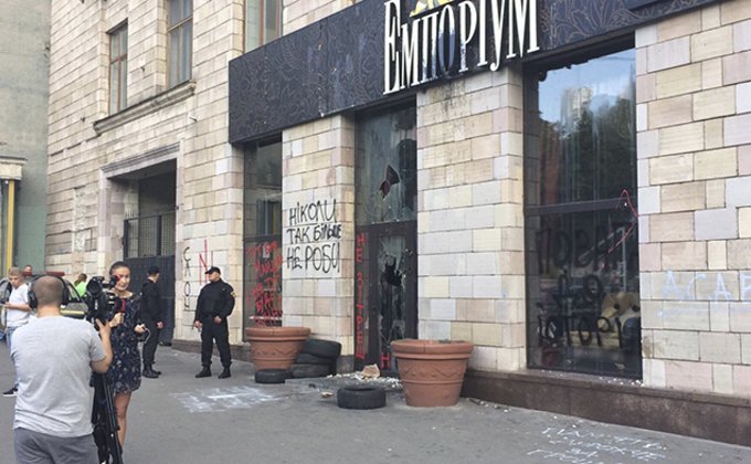Протестующие разбили витрины магазина "Эмпориум" (обновлено)