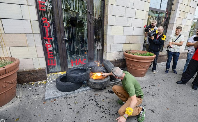 Протестующие разбили витрины магазина "Эмпориум" (обновлено)