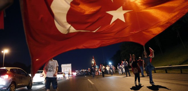 Ответный шаг: Турция приостановила выдачу виз в США - Фото