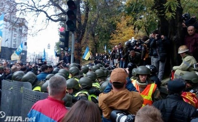 Протесты под Радой: от металлоискателей до столкновений - фото