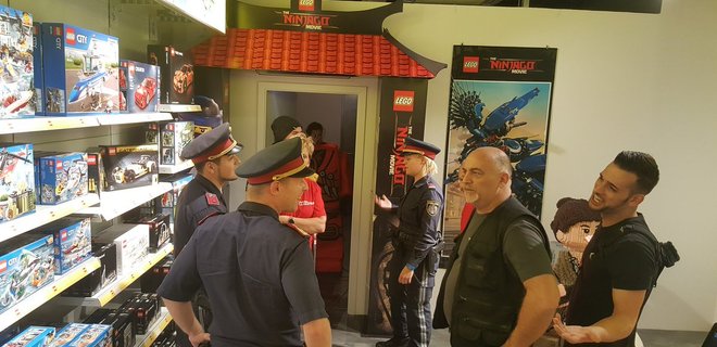 В Вене полиция штурмовала магазин из-за человека в костюме ниндзя - Фото