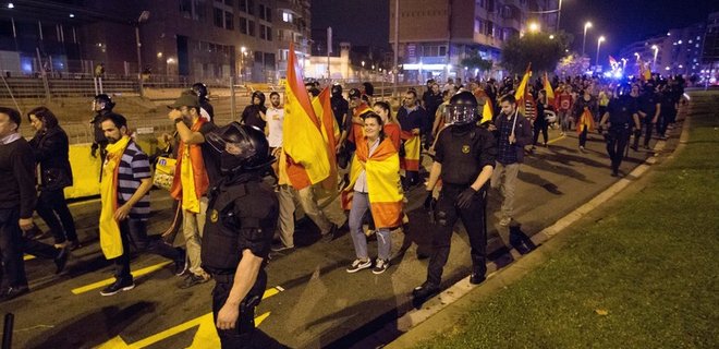 Во время демонстраций в Барселоне пострадали три человека - Фото