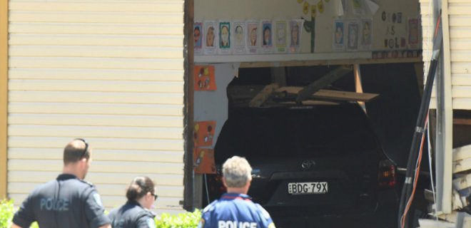 В Австралии автомобиль въехал в здание школы: погибли двое детей - Фото
