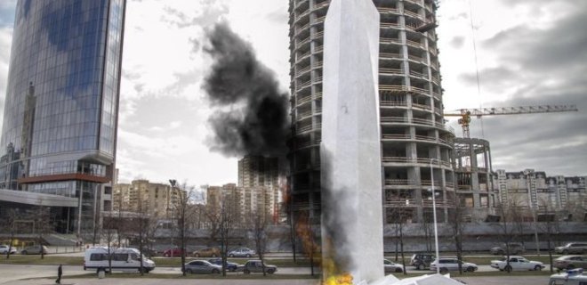 В России облили бензином и подожгли памятник Ельцину - Фото