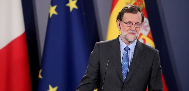 Премьер Испании прибыл в Каталонию после лишения ее автономии - Фото
