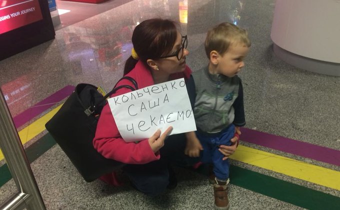 "Напрасное ожидание": как в аэропортах "встречали" узников Кремля