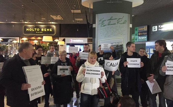 "Напрасное ожидание": как в аэропортах "встречали" узников Кремля