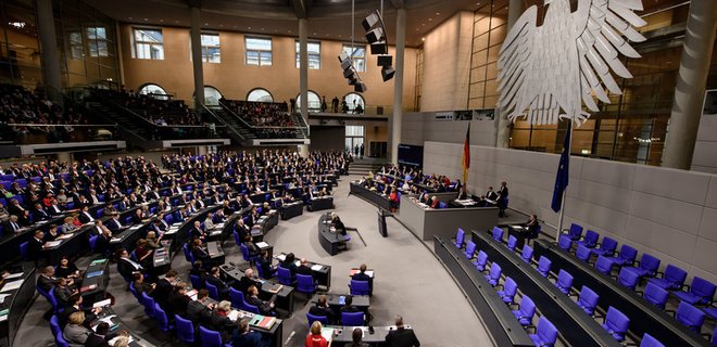 В парламенте Германии запретили гаджеты во время заседаний - Фото