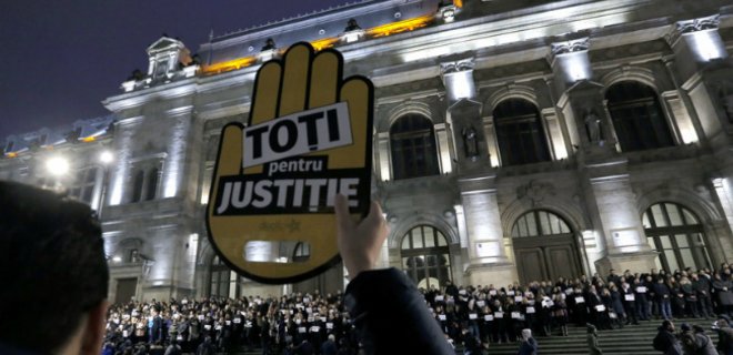 В Румынии проголосовали вызвавшую массовые акции судреформу - Фото
