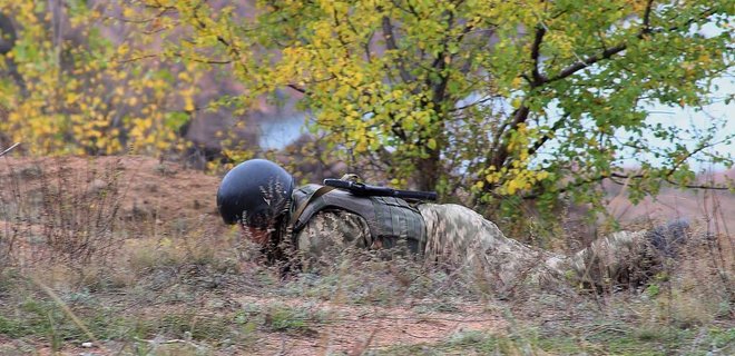 Сутки в Донбассе: двое военных ранены, боевики бьют из артиллерии - Фото