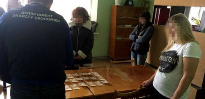 В Луганской области задержана за взятку замдекана одного из вузов - Фото