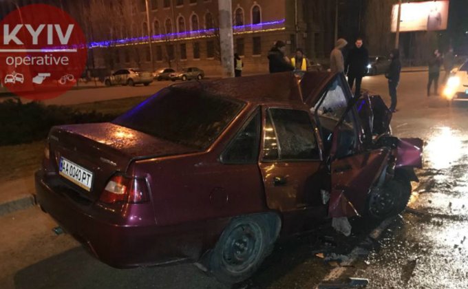 В Киеве машина подполковника полиции влетела в столб и загорелась