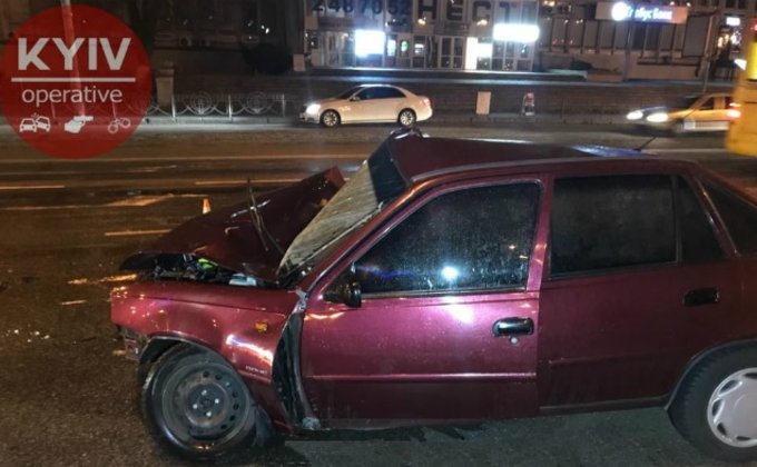 В Киеве машина подполковника полиции влетела в столб и загорелась