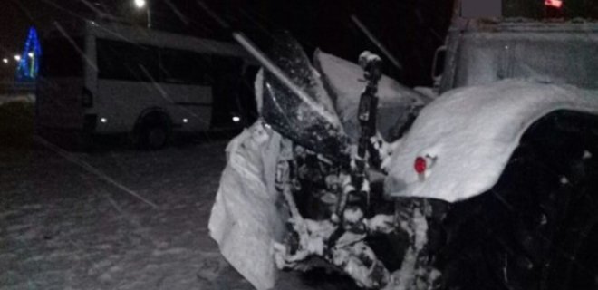 Под Сумами автобус столкнулся со снегоуборочным трактором: фото - Фото