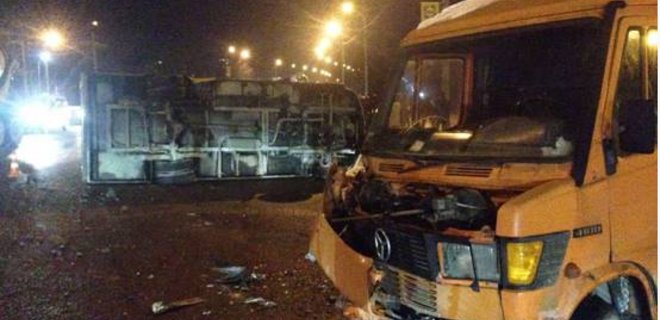 Во Львове столкнулись микроавтобус и маршрутка: есть пострадавшие - Фото