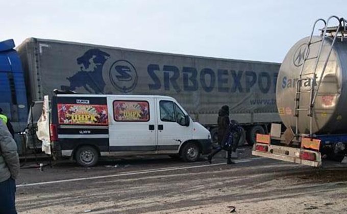 На трассе Киев-Чоп грузовик протаранил авто с цирковыми животными