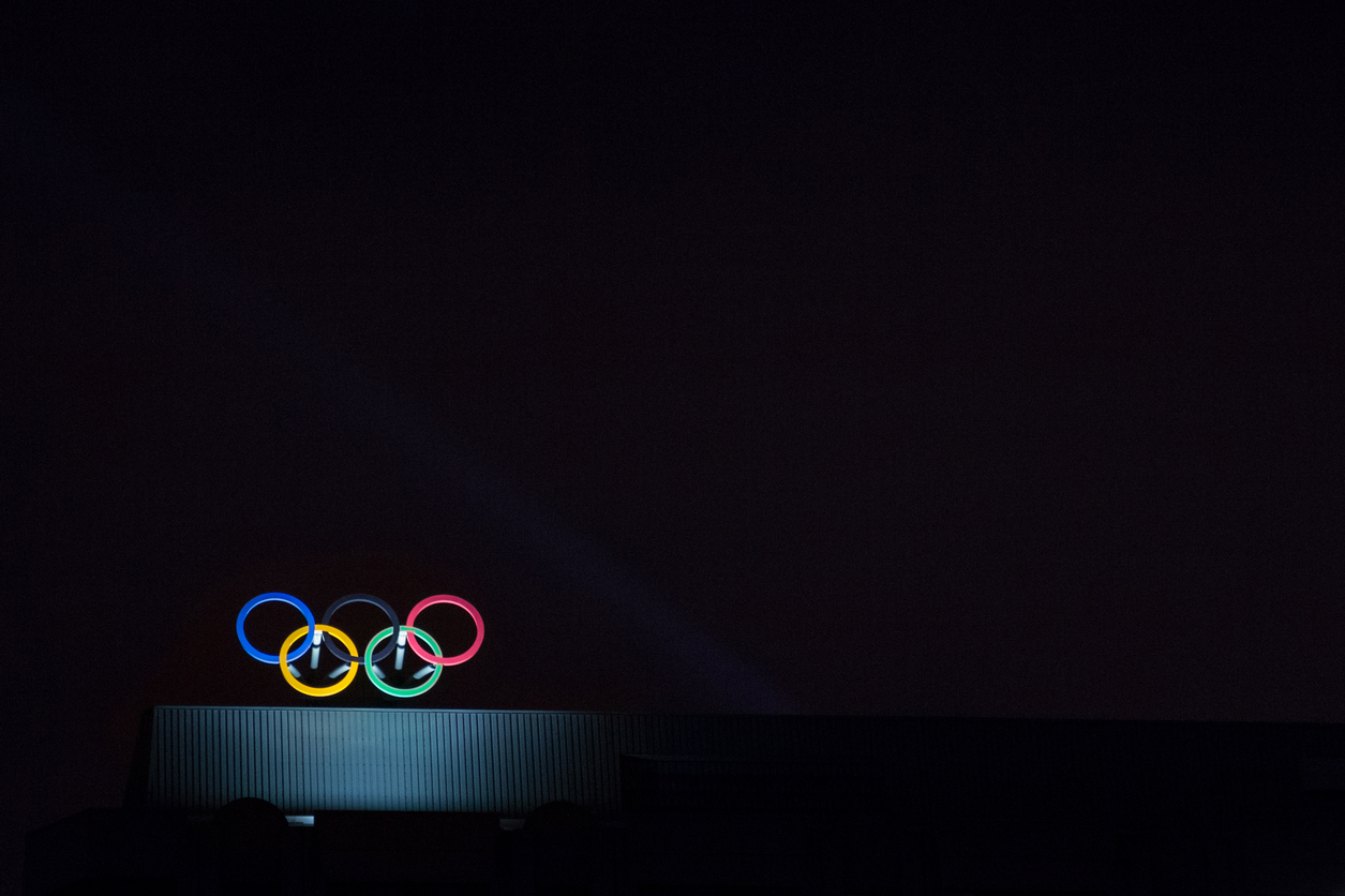 Олимпийские кольца на темном фоне