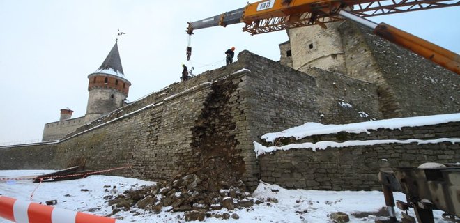 Обрушилась оборонная стена Каменец-Подольской крепости - Фото