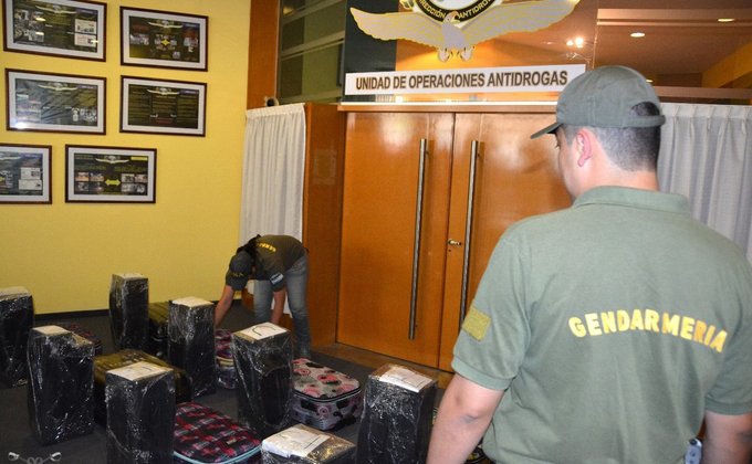В Аргентине раскрыли схему поставок кокаина через посольство РФ