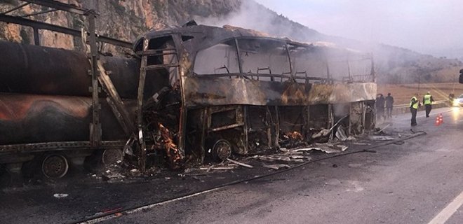В Турции более 10 человек погибли в ДТП с автобусом и фурой - Фото