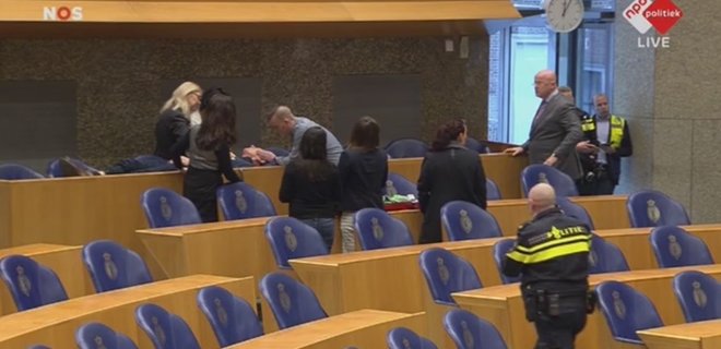 В парламенте Нидерландов пытался повеситься наркоактивист: видео - Фото