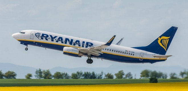 Самолет Ryanair совершил аварийную посадку, 33 пострадавших - Фото