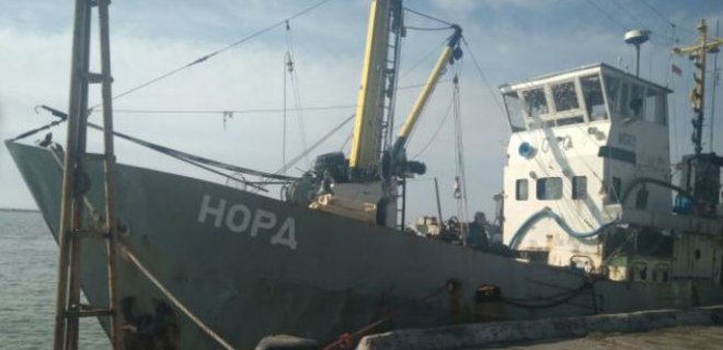 Суд арестовал задержанное в Азовском море судно из Крыма - Фото