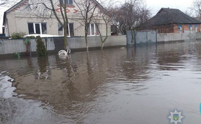 В Сумской области людей спасают от наводнения на лодках: фото