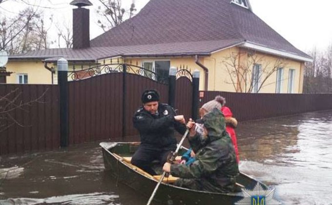 В Сумской области людей спасают от наводнения на лодках: фото