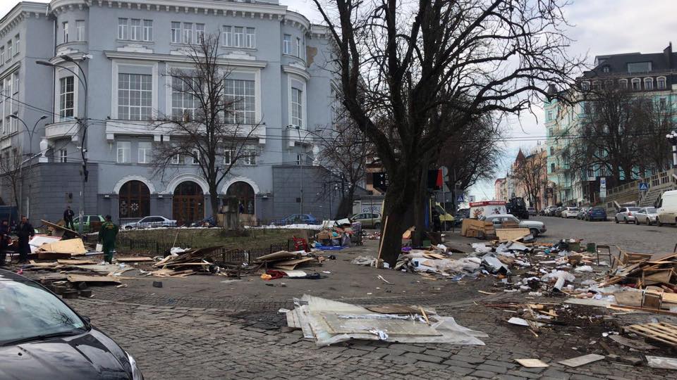 В Киеве на Андреевском спуске снесли МАФы