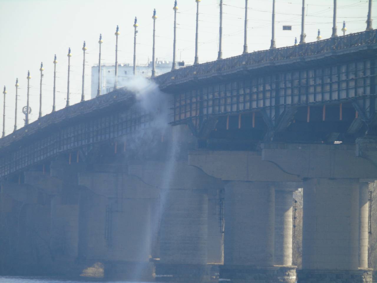 На мосту Патона в Киеве прорвало трубу: фото