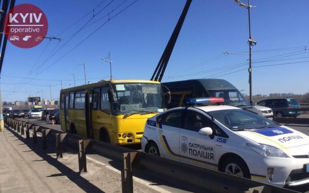 Отказали тормоза: в Киеве маршрутка врезалась в авто полиции