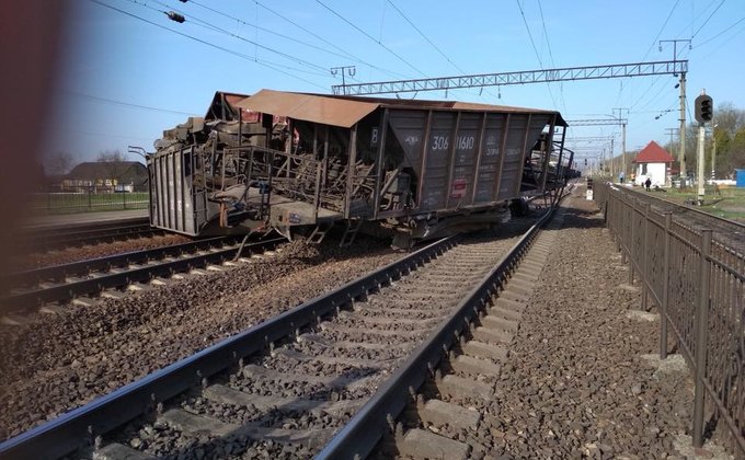 Во Львовской области сошел с рельсов грузовой поезд: фото