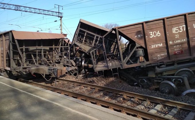 Во Львовской области сошел с рельсов грузовой поезд: фото
